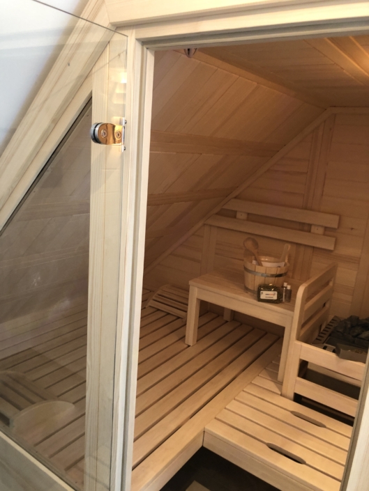 Unsere Sauna-Playlist 2024 Massivholzsauna mit Dachschräge